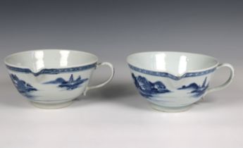 A pair of Chinese porcelain Nanking Cargo sauce boats