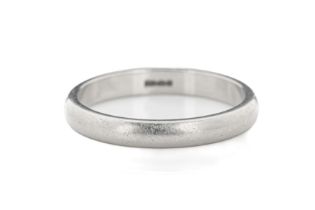 An 18ct white gold Gold wedding band
