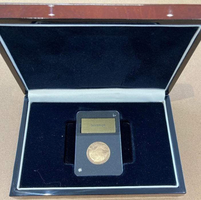 Coins : 2018 Gold Sovereign 100 years Remembrance slabbed and in display case with cert