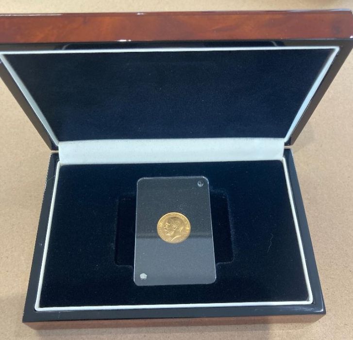 Coins : 1914 Gold Half Sovereign slabbed and in display box