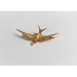 A bar brooch in the form of a bird carrying a pearl in its beak, stamped '15', 4gm