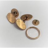 A 9 carat hallmarked gold wedding ring; a 9 carat hallmarked gold pair of cufflinks and a stud, 16.