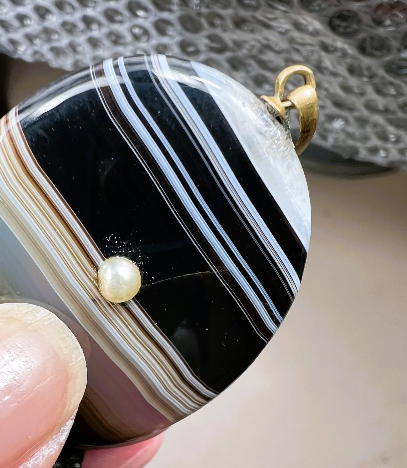A backed agate pendant drop with pearl to each side (internal crack); a pair of screw earrings - Image 2 of 3