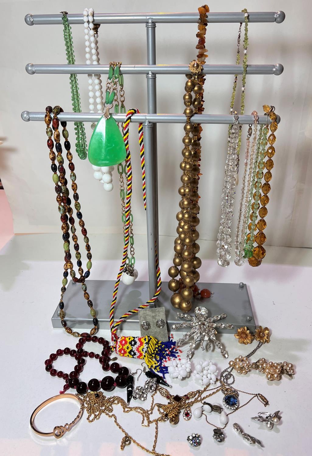 A selection of costume jewellery including beads etc. and 1950's vintage (some a.f.), clip