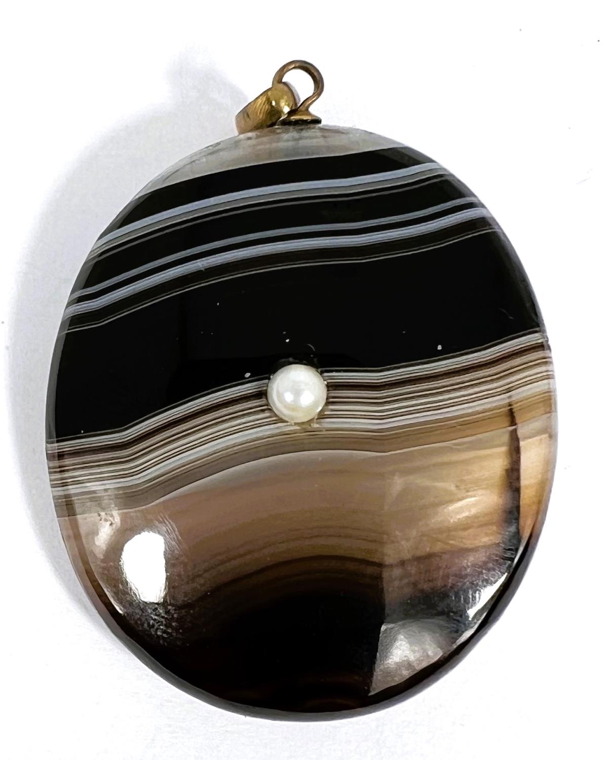 A backed agate pendant drop with pearl to each side (internal crack); a pair of screw earrings - Image 3 of 3
