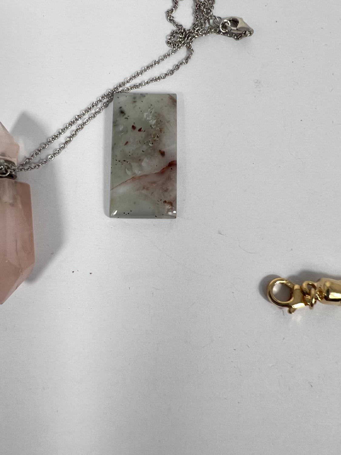 A 21.6 Aquaprase rectangular stone; a pink quartz pendant perfume holder with screw on chain top; - Image 2 of 3