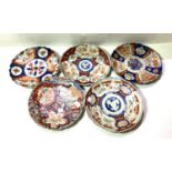Five Imari circular wall plaques with scalloped borders, diameter 22cm (1 slight chips to border and
