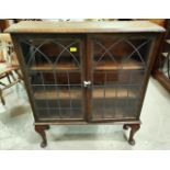 An early 20th century china cabinet with inlay effect, enclosed by 2 leaded glass doors