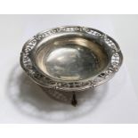 A circular shallow dish with pierced and reeded border and 3 shaped feet, Sheffield 1915, 6.5oz, dia