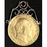 A 1910 1/2 Sovereign in a yellow metal mount, gross 4.42gms.