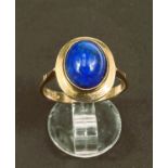 A 9ct gold cabochon lapis lazuli set ring, 2.6gms.