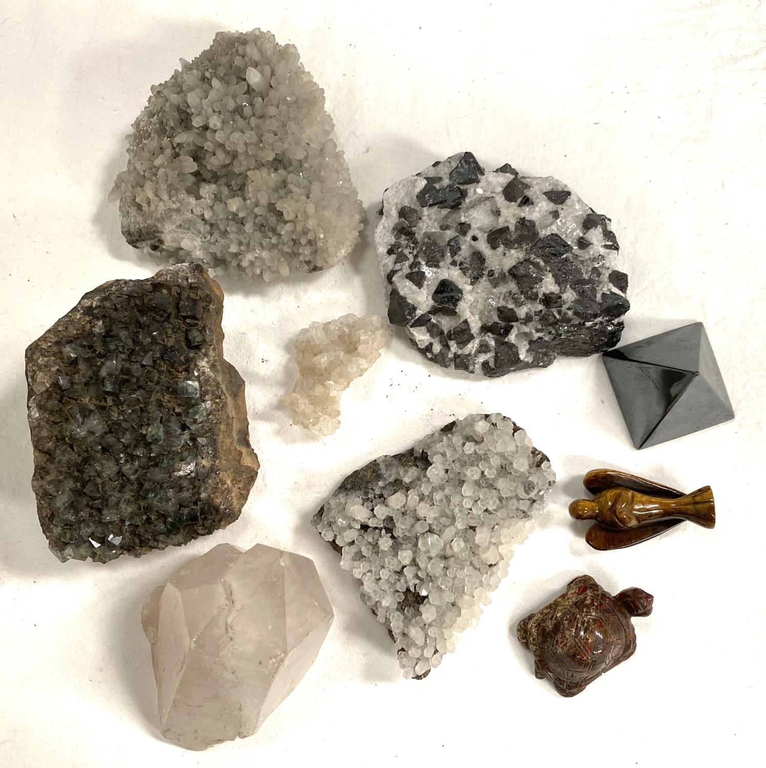 A group of geological specimens. - Image 2 of 2