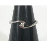 A 9ct white gold single stone ring with split shank, size M/N, 1.7gm