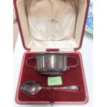 A hallmarked silver christening set comprising porringer and spoon, cased, Birmingham 1931, 4oz