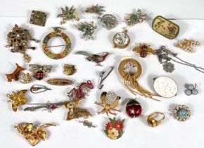 Vintage costume jewellery including 5 'heather' brooches, other decorative gilt brooches of