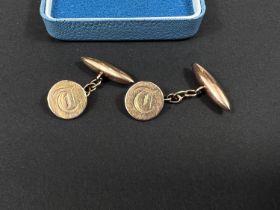 A pair of 9ct gold cufflinks with bullet shape and initial to the other, 6.1gms
