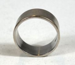 A gents 18ct white gold wedding band, 11.1gms, size S/T