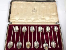 A cased set of 12 hallmarked silver teaspoons (case a.f) with seal top terminals 4.5oz