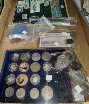 GB: a 1953 coin set, a Butlins badge 1953, various other coins and a collection of Commonwealth