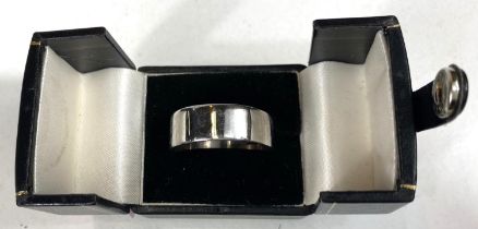 A large 18ct white gold gents wedding band, 14.2gms, measures 25mm internal diameter