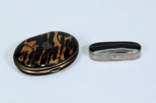 An agate hinged snuffbox; a tortoiseshell purse with shield monogram