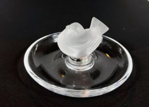 A Lalique pin dish with frosted wren to the centre, signed in script, diameter 10cm