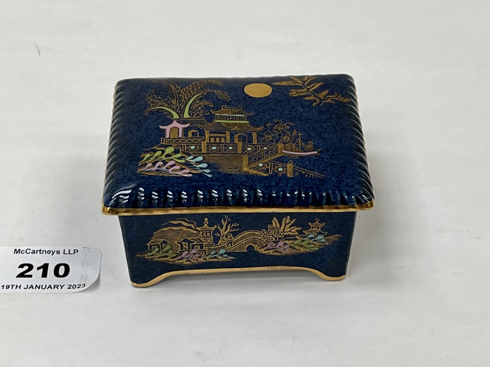 A Carlton Ware box and cover, gilded and painted with chinoiseries. 3¼' wide