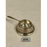 A George V silver tea strainer and stand. Birmingham 1932. 2ozs 3dwts