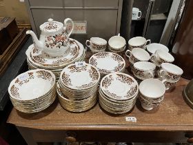 A Colclough dinner and tea service of 91 pieces