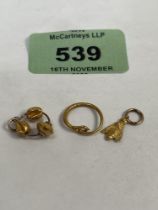 Three small items of gold jewellery. 2g.