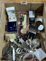 A quantity of jewellery and sundries.