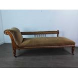 A LATE VICTORIAN OAK CHAISE LONGUE AND FOOTSTOOL