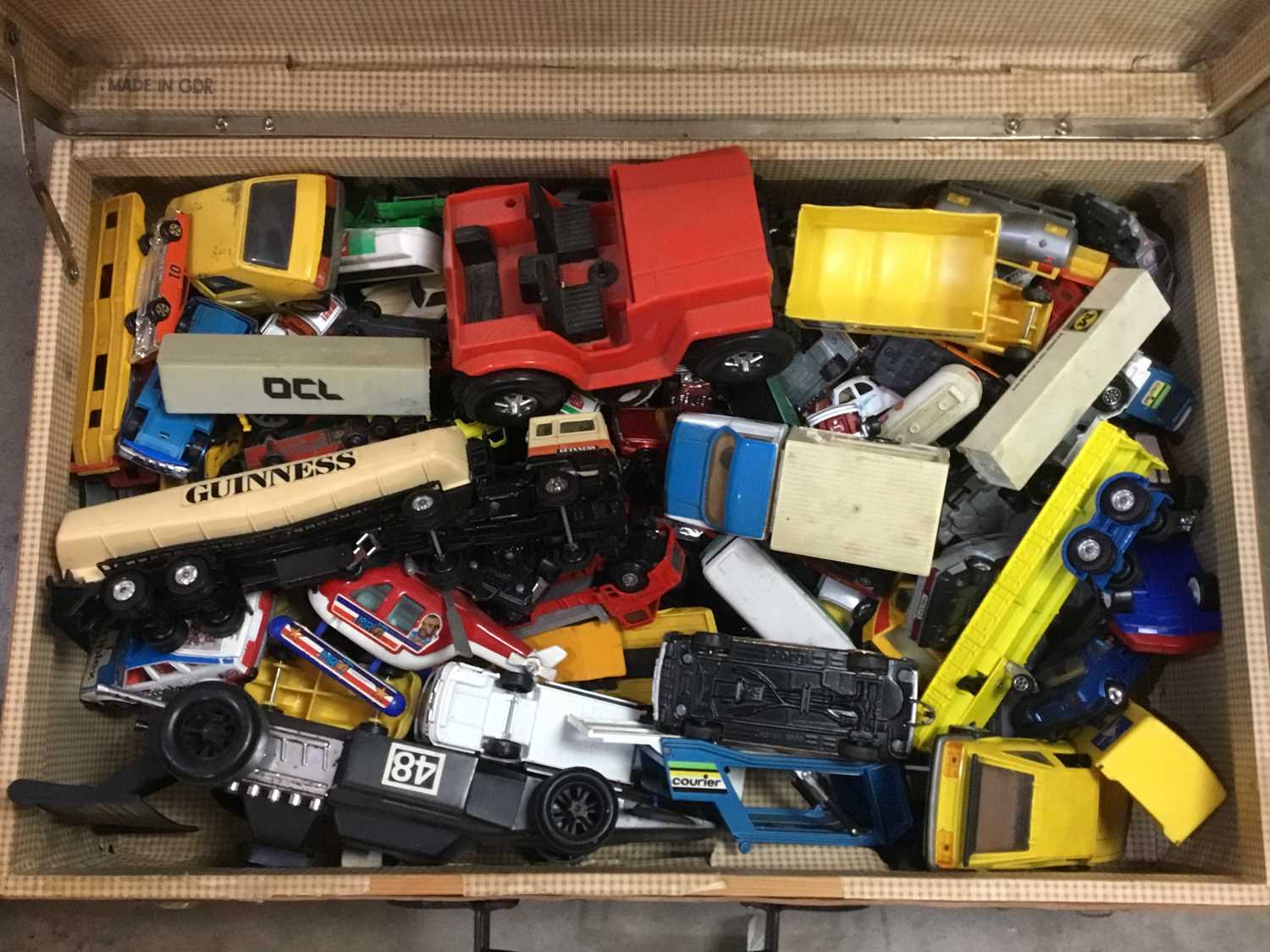 A LARGE COLLECTION OF TOY VEHICLES - Image 2 of 3