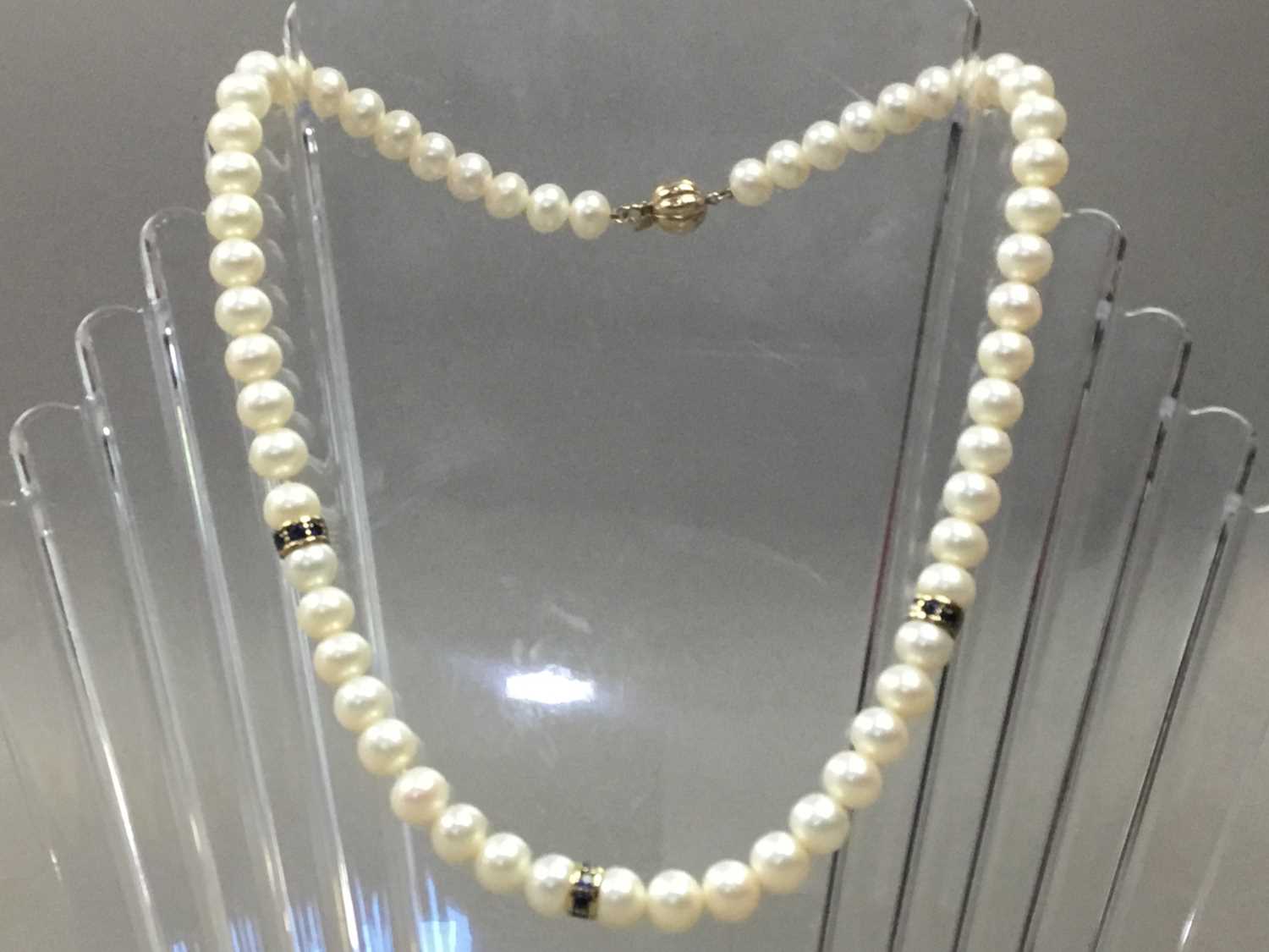 A NINE CARAT GOLD AND SAPPHIRE COSTUME PEARL NECKLACE