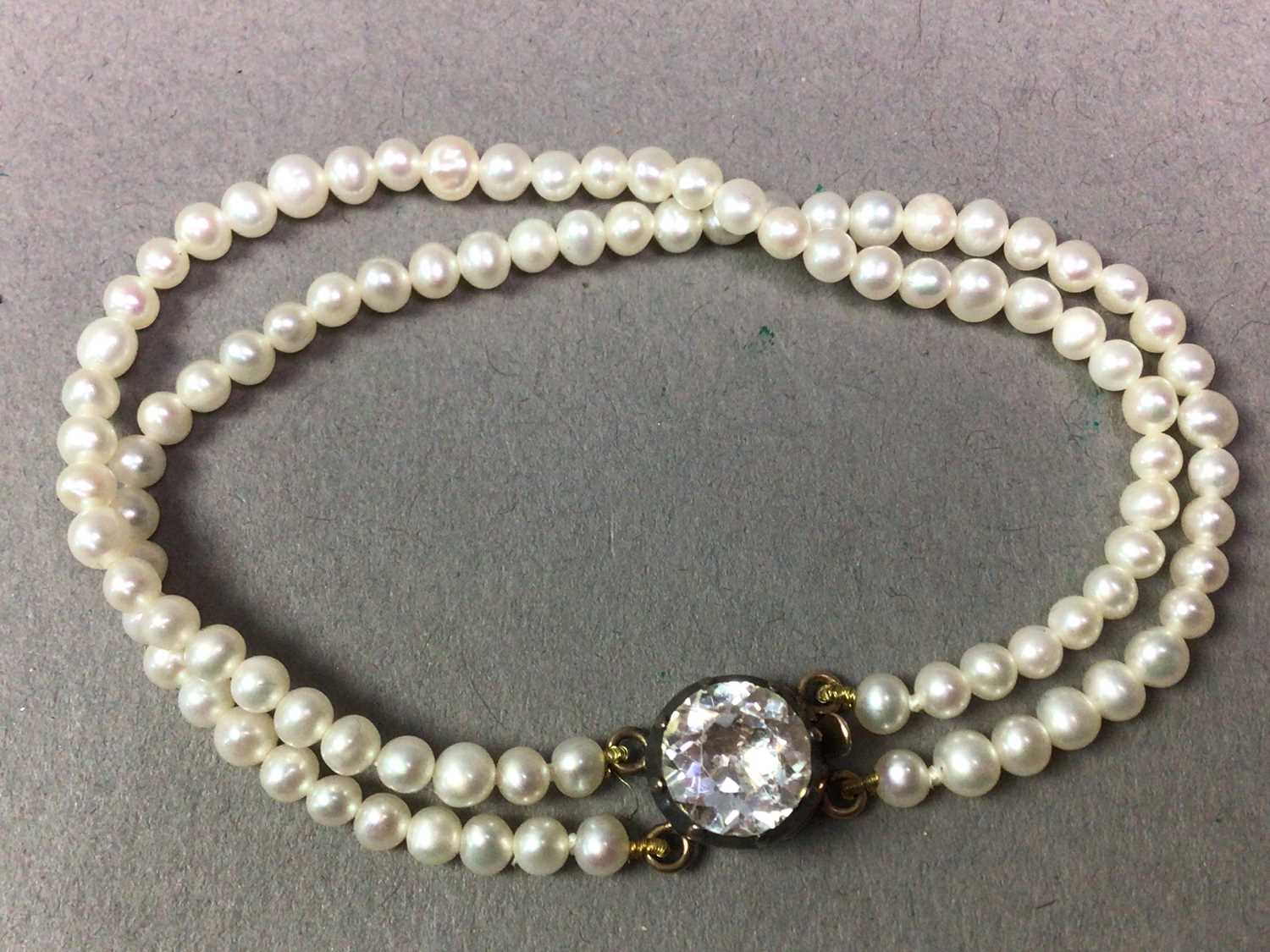 EARLY/MID 20TH CENTURY PEARL DOUBLE STRAND BRACELET ALSO A PEARL NECKLACE AND PAIR OF PEARL EARRINGS