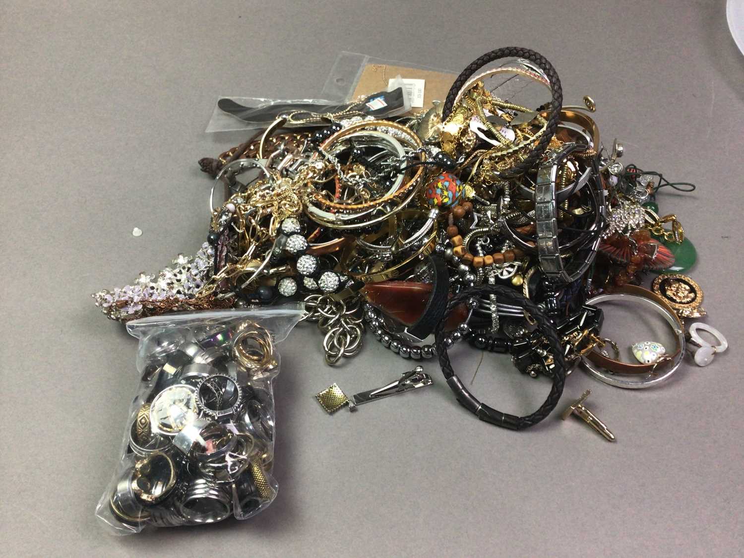 LARGE GROUP OF COSTUME JEWELLERY - Image 2 of 2