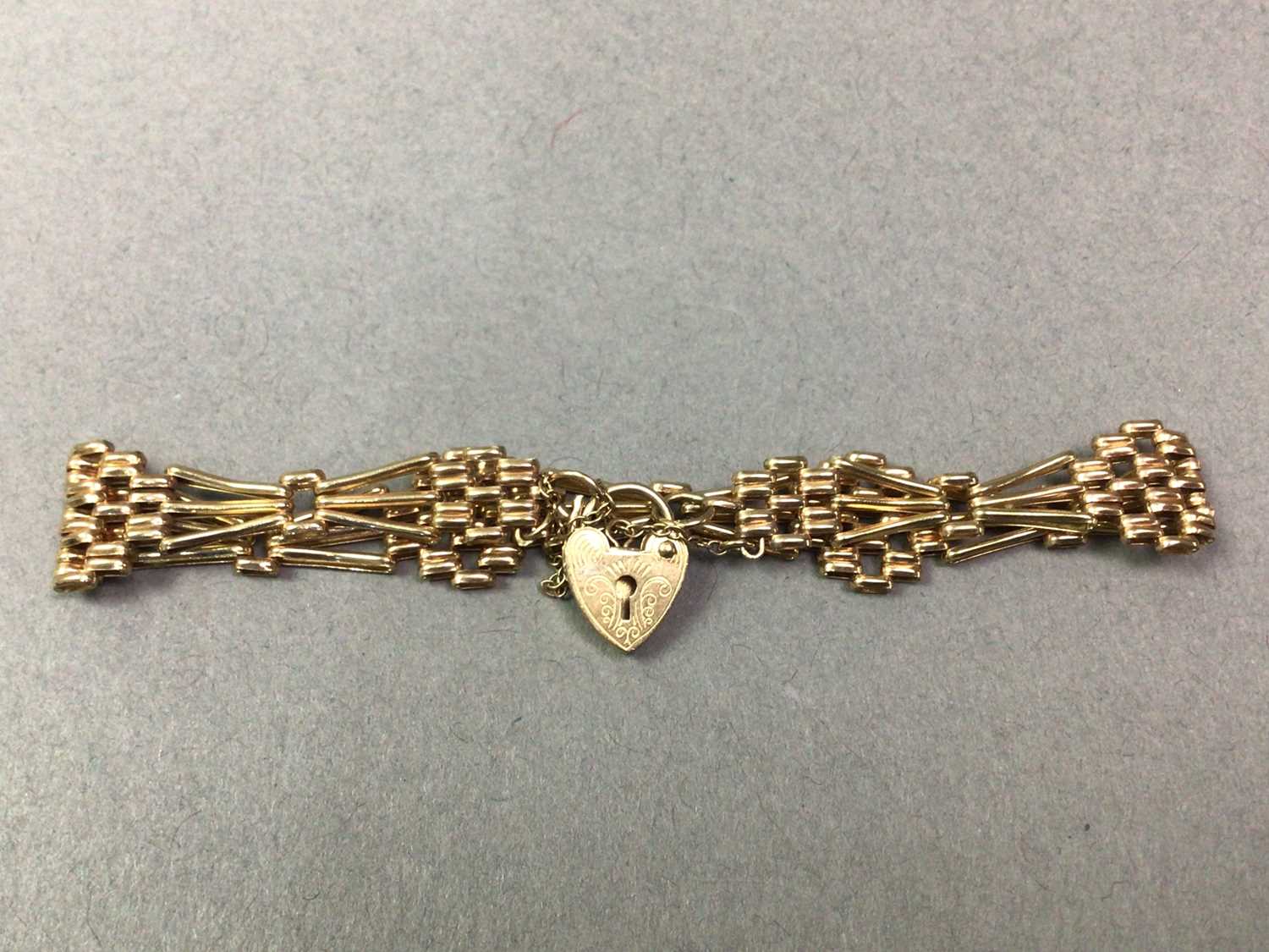 NINE CARAT GOLD BRACELET