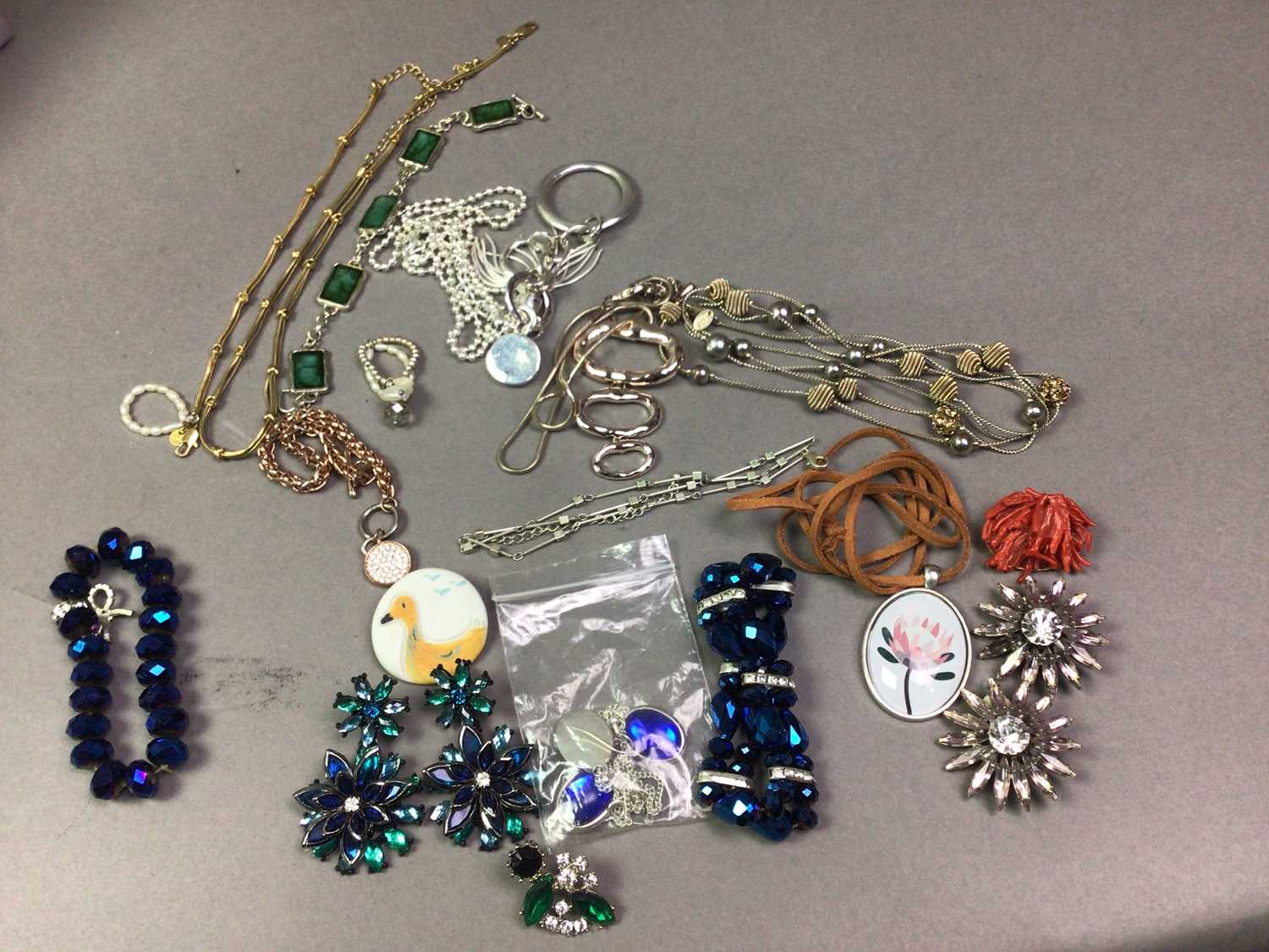 COLLECTION OF COSTUME JEWELLERY - Image 2 of 2