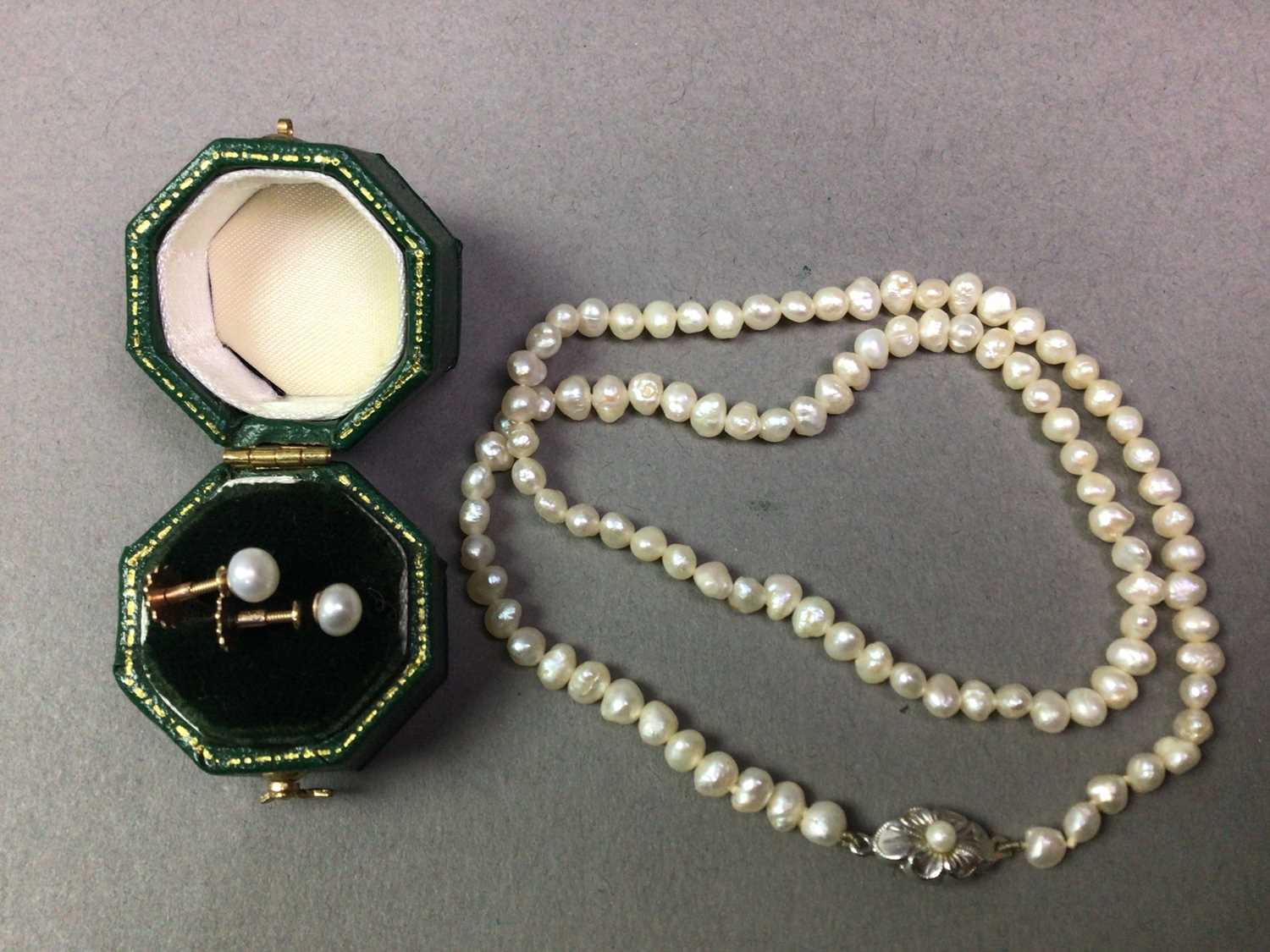 EARLY/MID 20TH CENTURY PEARL DOUBLE STRAND BRACELET ALSO A PEARL NECKLACE AND PAIR OF PEARL EARRINGS - Image 2 of 2