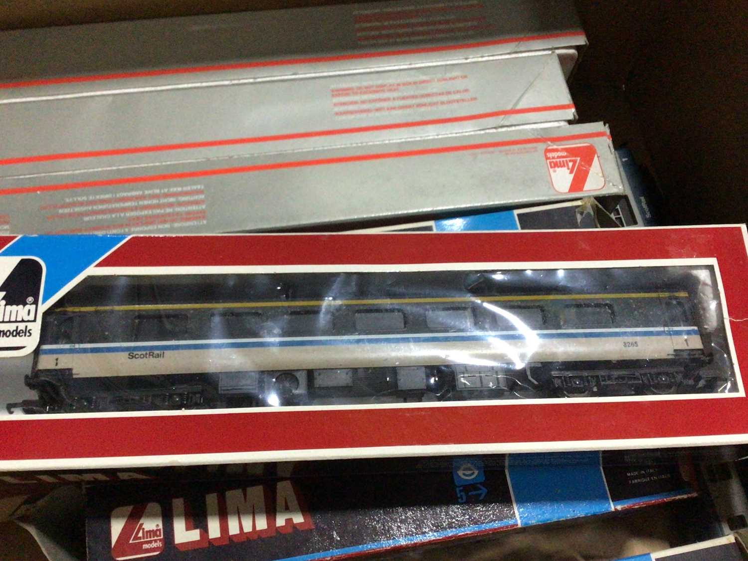 COLLECTION OF 00 GAUGE MODEL RAILWAY ITEMS - Image 12 of 16