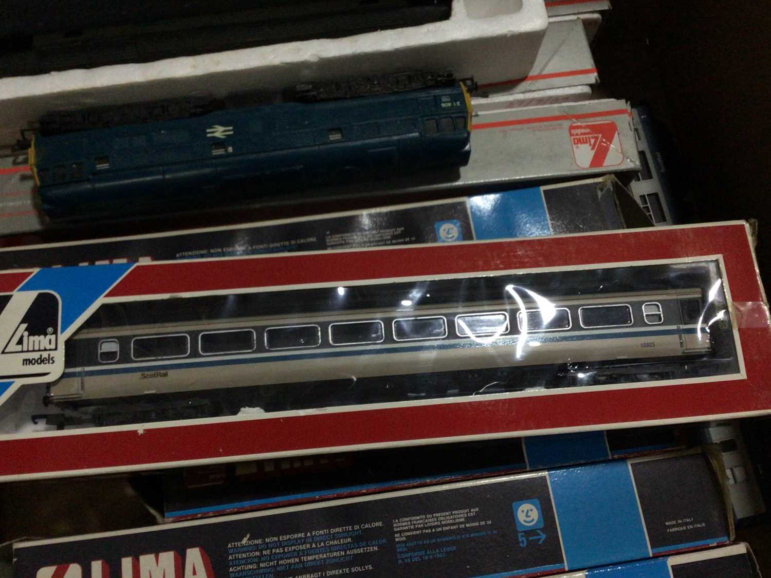 COLLECTION OF 00 GAUGE MODEL RAILWAY ITEMS - Image 8 of 16