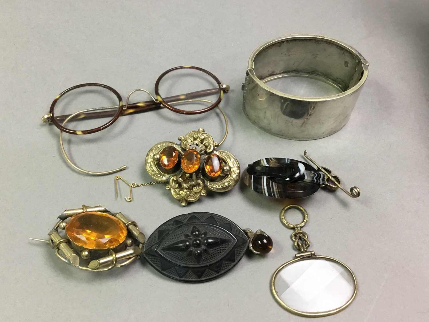 GROUP OF ANTIQUE JEWELLERY - Image 2 of 3
