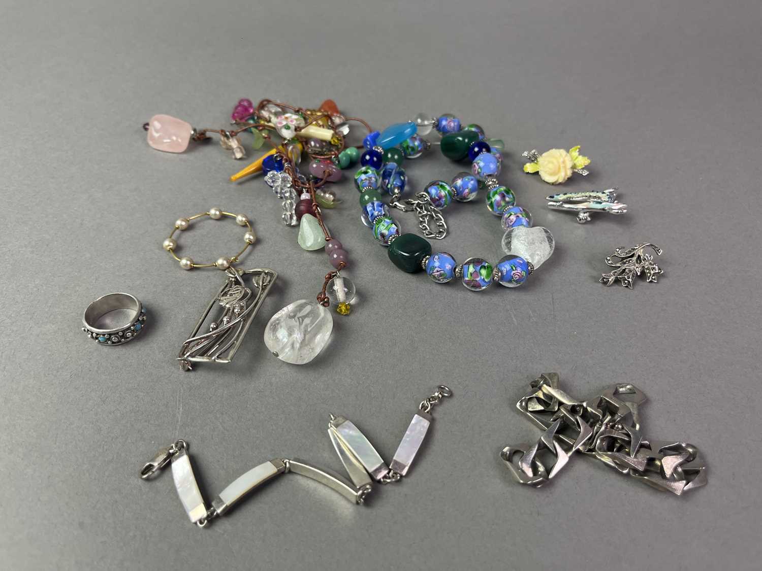 COLLECTION OF SILVER AND OTHER JEWELLERY - Image 5 of 5