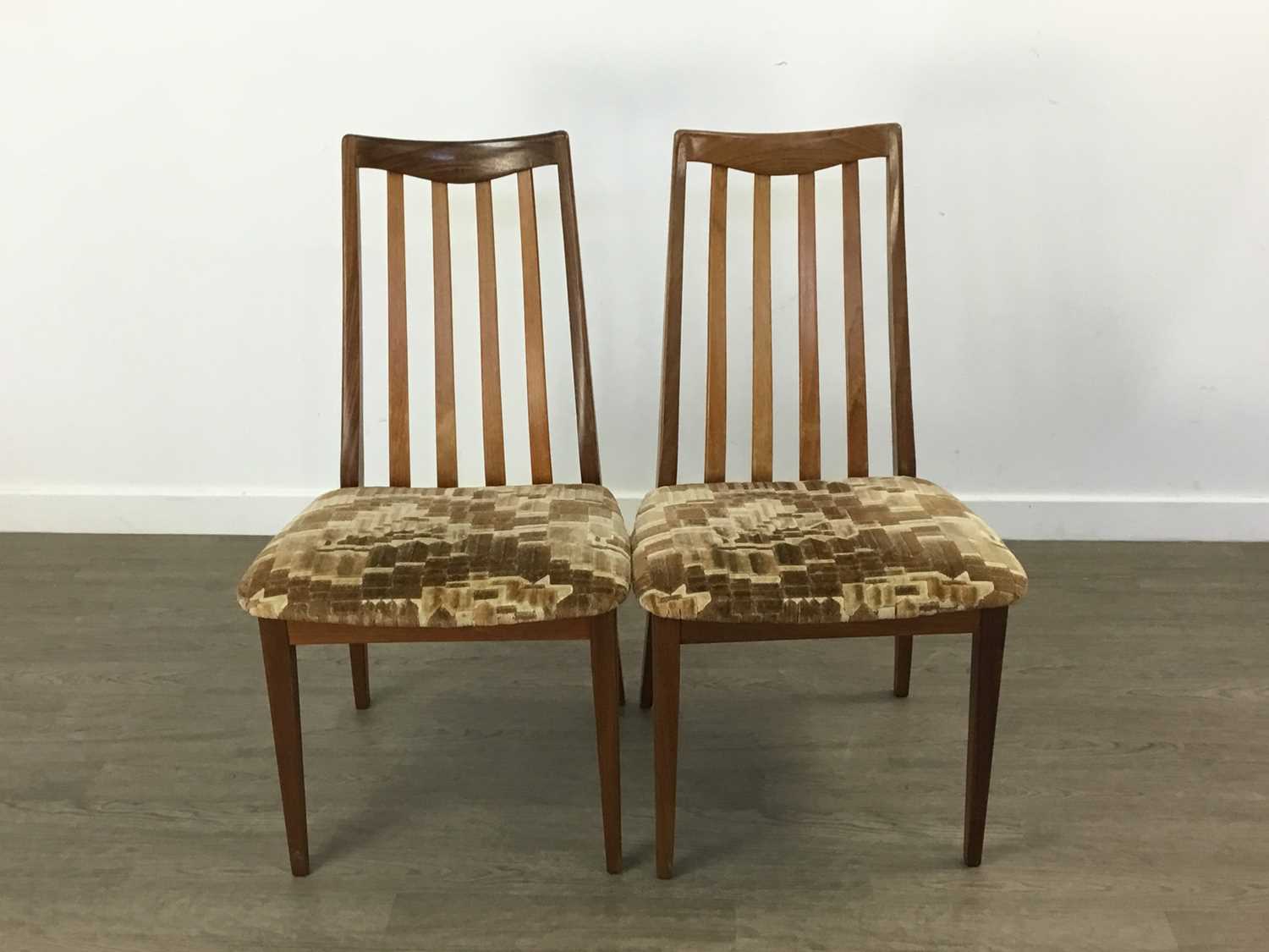 MID CENTURY TEAK DINING TABLE AND FOUR CHAIRS