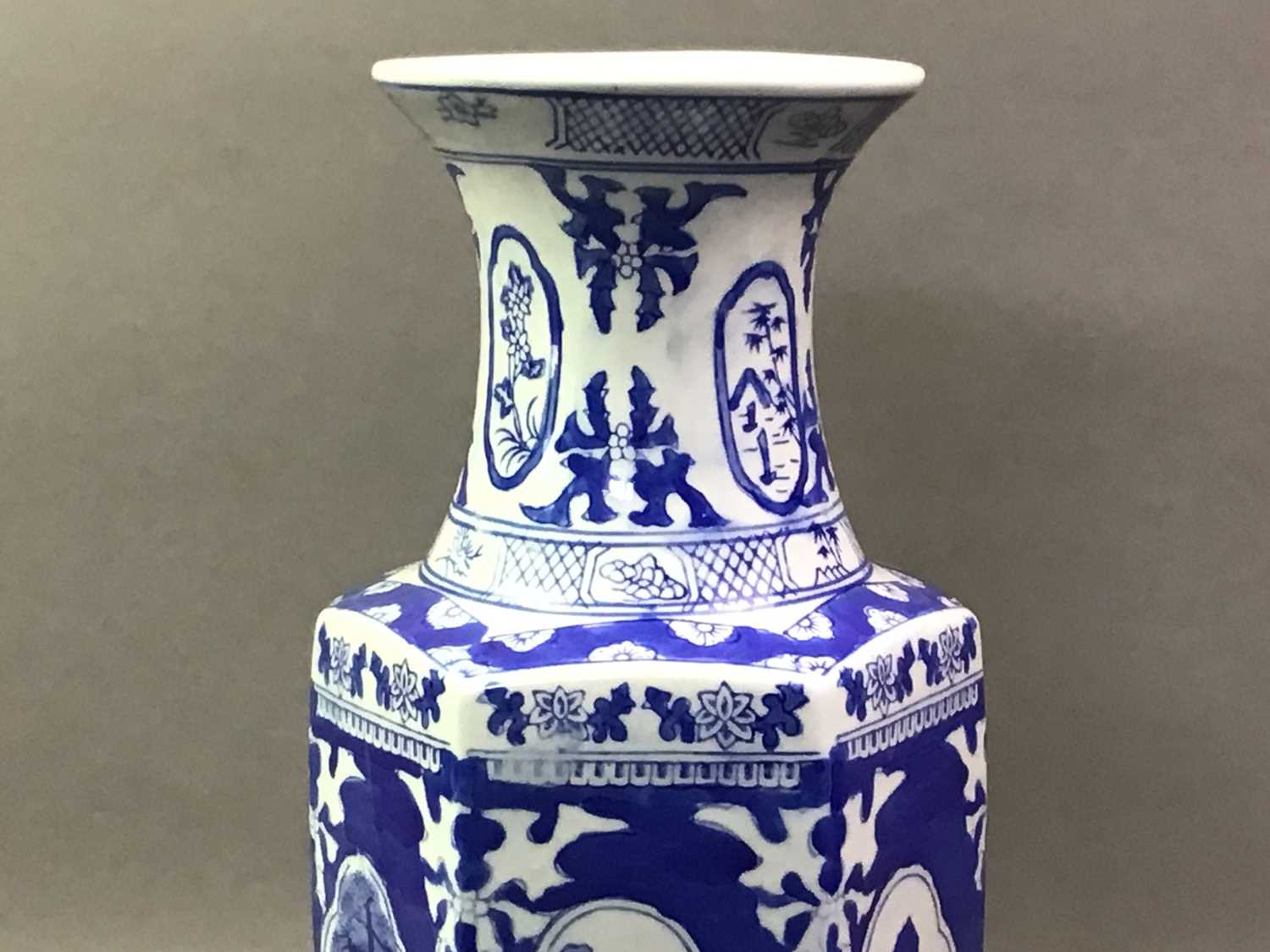 CHINESE BLUE AND WHITE VASE 20TH CENTURY