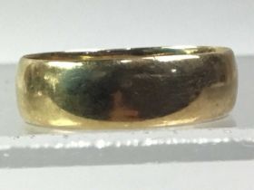 WEDDING RING, EIGHTEEN CARAT GOLD