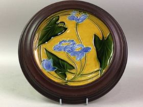 GROUP OF THREE CABINET PLATES, 20TH CENTURY