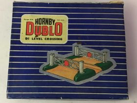 GROUP OF HORNBY DUBLO RAILWAY ITEMS,