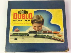 GROUP OF HORNBY DUBLO MODEL TRAIN SETS AND ACCESSORIES,