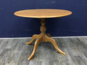 ERCOL CIRCULAR DINING TABLE, WITH FOUR ERCOL WINDSOR DINING CHAIRS